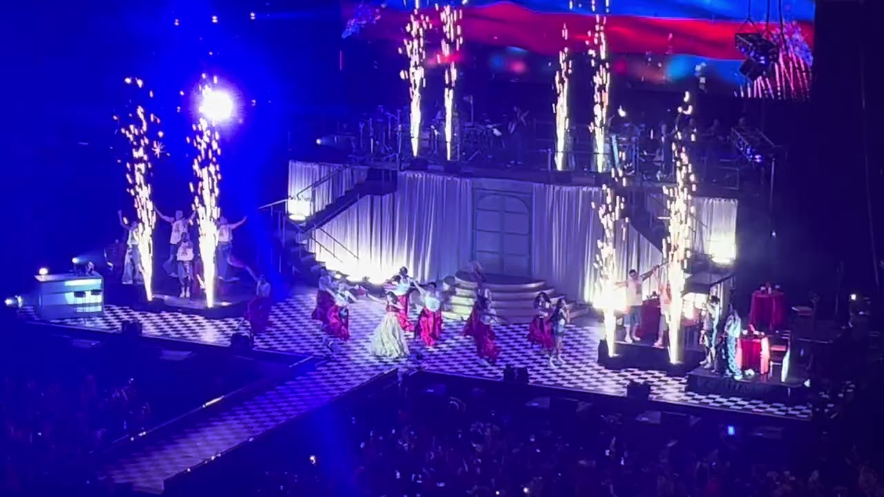 Juliana - Medley de Covers + La Colombiana (en Movistar Arena) | #SoundEnVivo