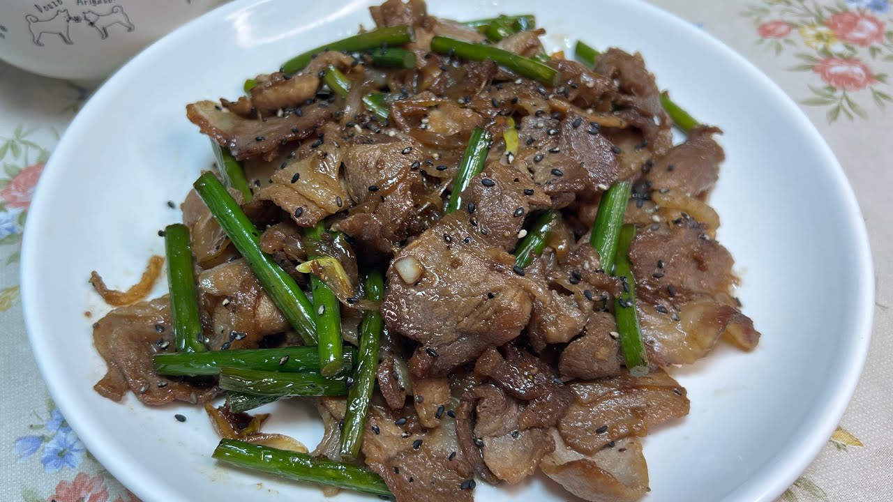 Сармисны голтой гахайн шарсан мах - Fried pork belly with garlic scapes