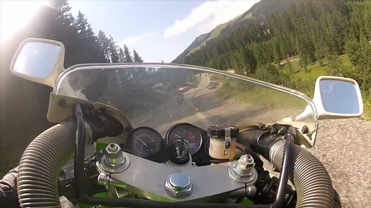Kawasaki ZXR 400 follows curbed Suzuki GSF 650 Bandit Highspeed Gerlos