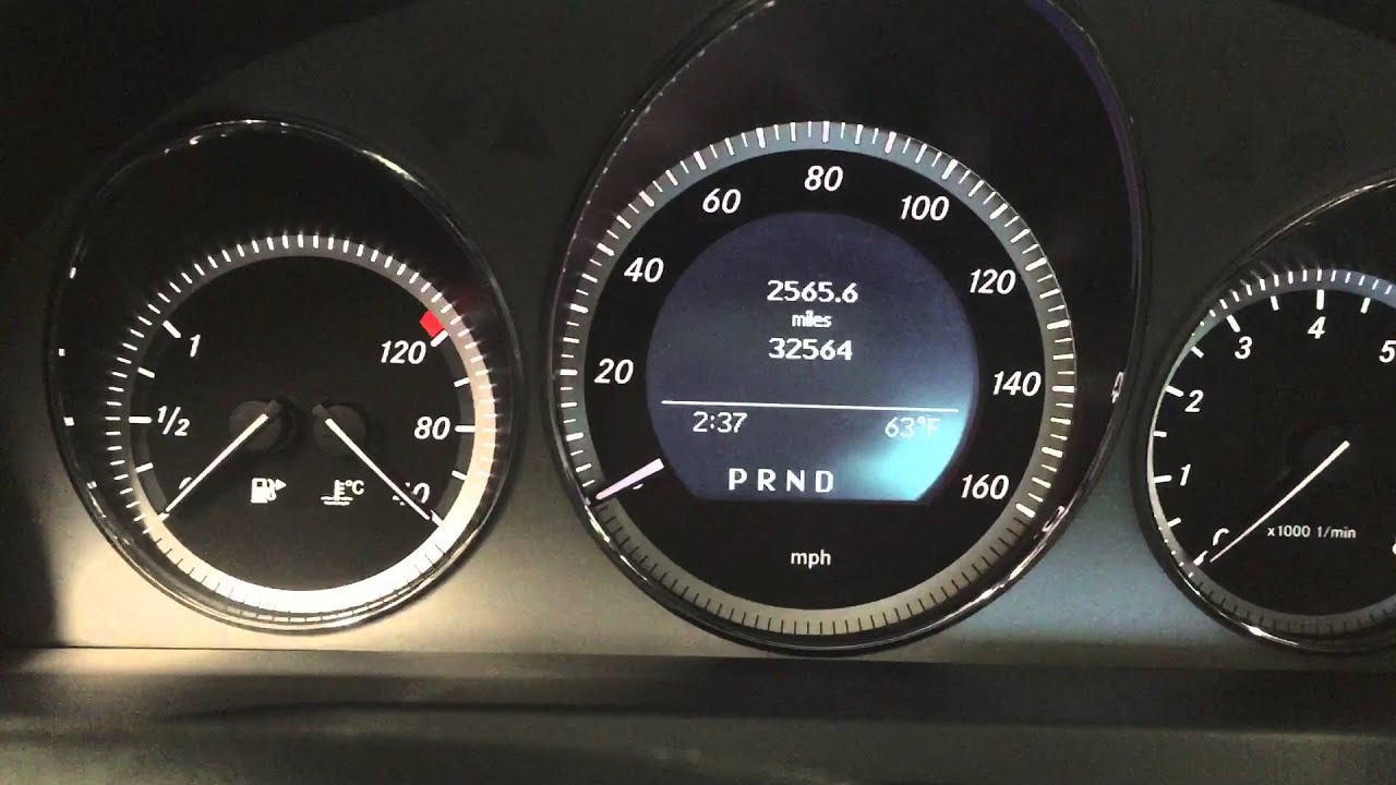 Сброс показаний датчика уровня масла в Mercedes C300 2011 года выпуска.