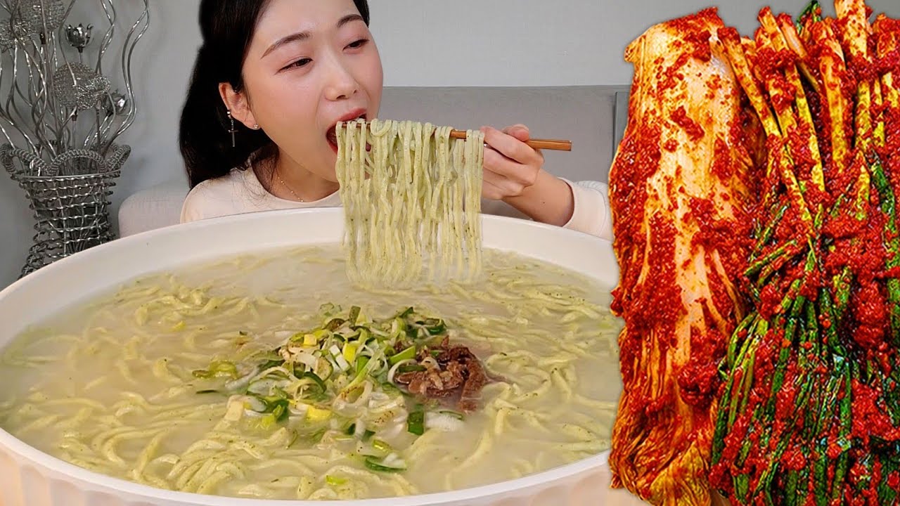 ASMR 주말에 비가☔ 와서 준비했더니 화창🌞하네요.. 머쓱🥲 사골칼국수 매운김치 먹방:) Kalguksu, Kimchi MUKBANG