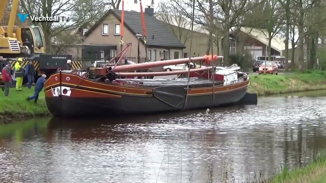 Turfschip Dedemsvaart te water gelaten