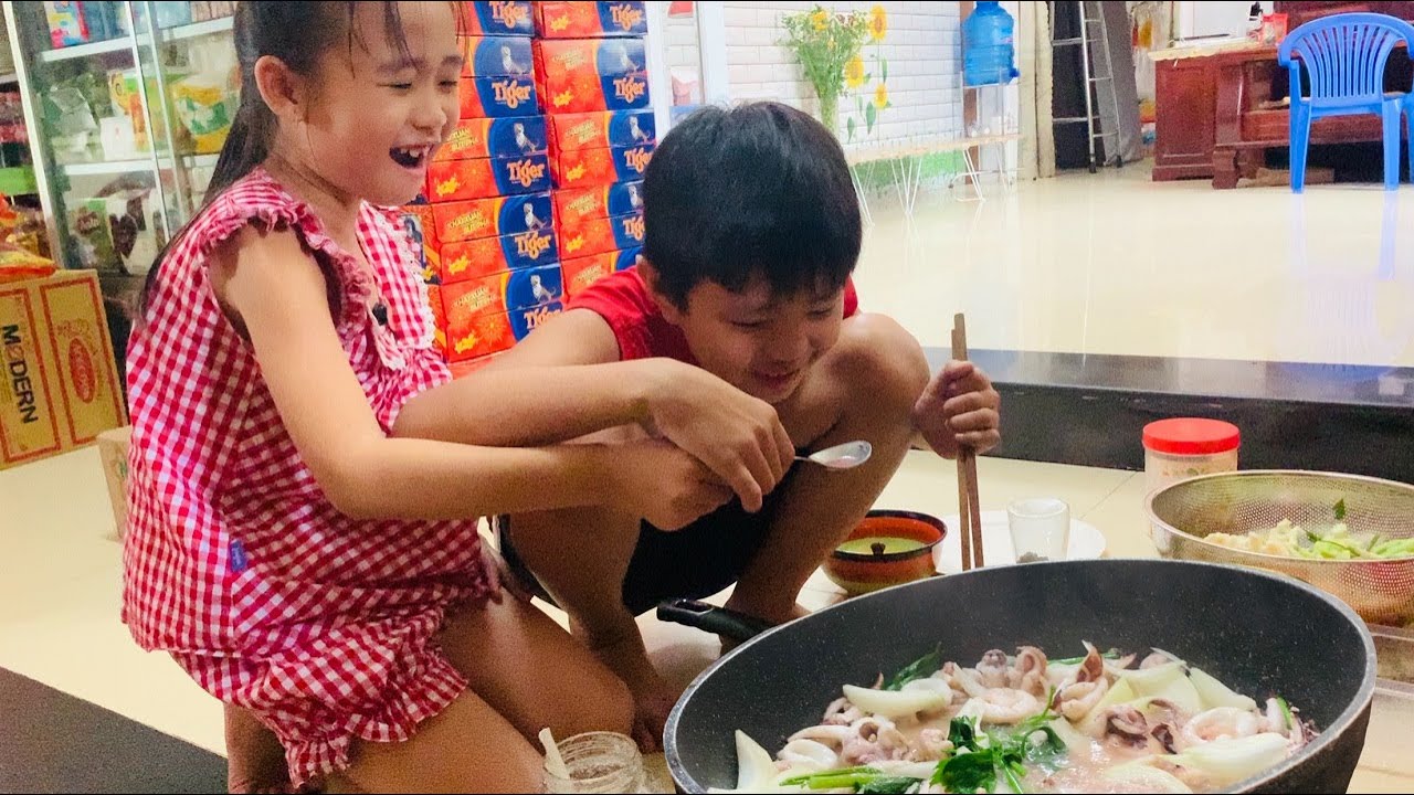 Đầu Bếp Tại Gia - Stin Dâu Trổ Tài Nấu Bữa Cơm Trưa Với Món Mực Xào Rau Củ (^_^) Gia Đình Stin Dâu