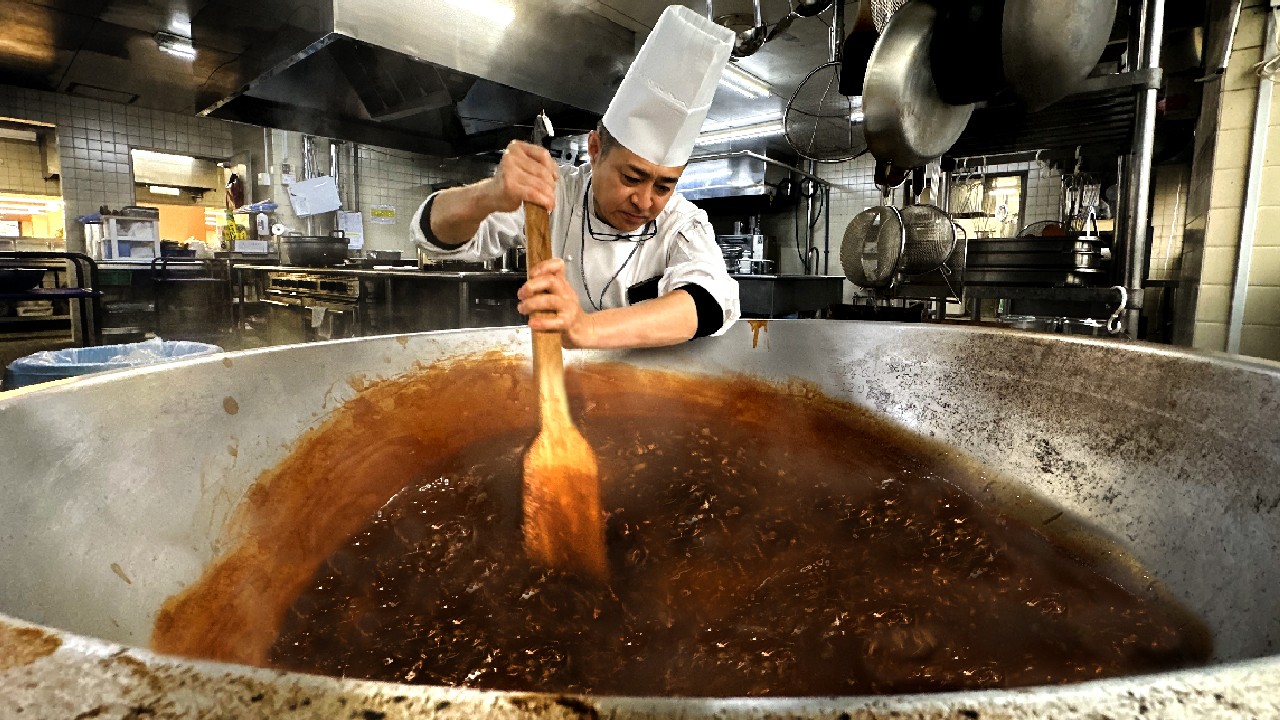 Masterchef in Japanese University Cafeteria? Cooking for 3000 Students Daily!