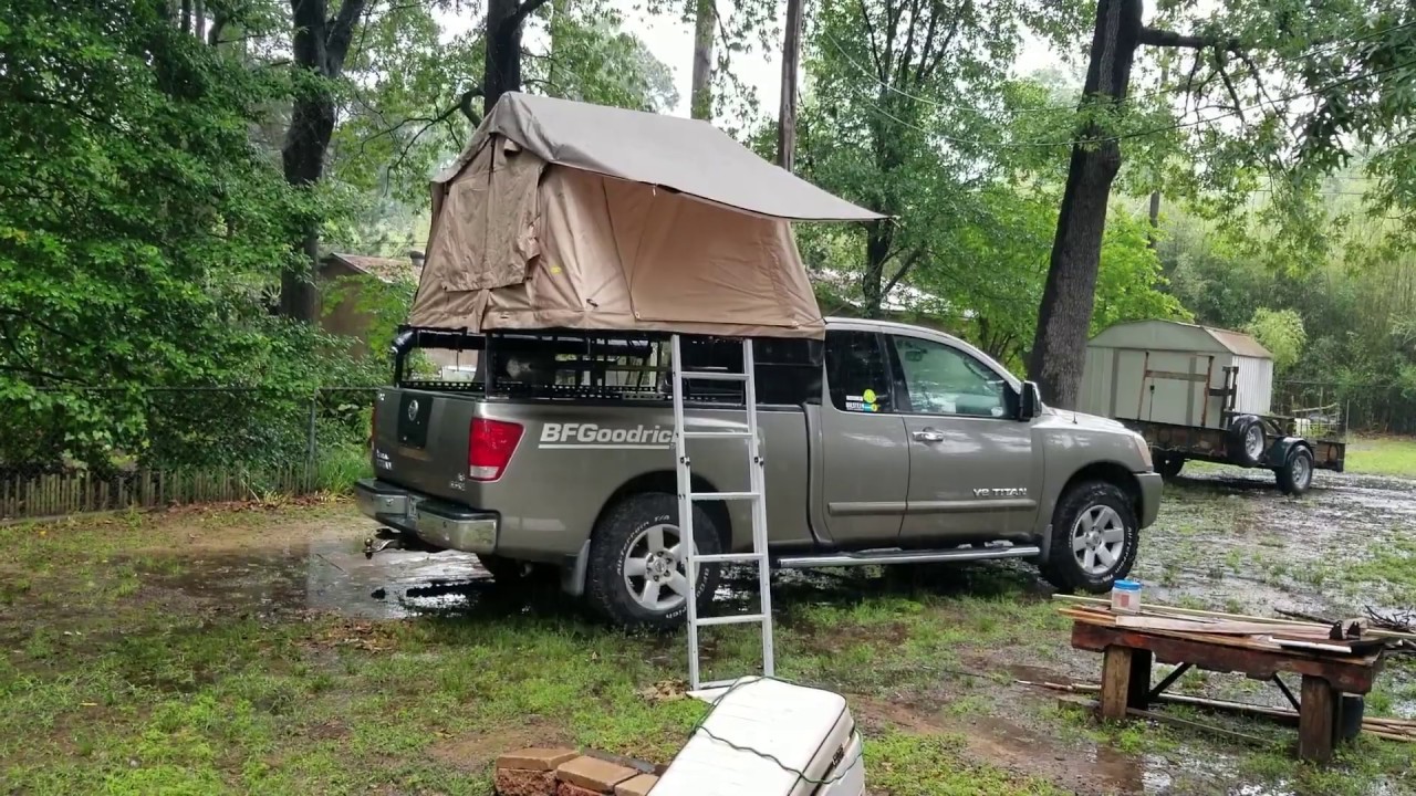 Как палатка на крышу Smittybilt Overlander выдерживает дождь.