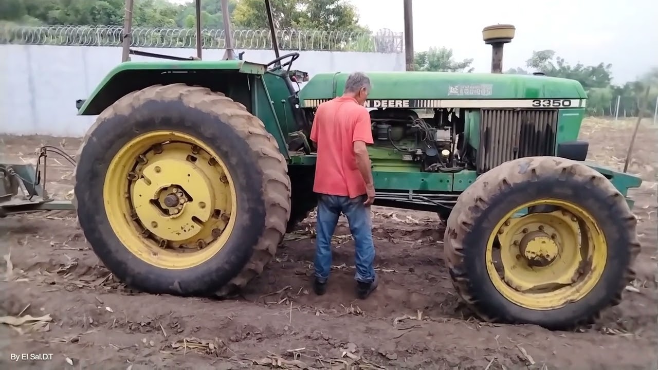 Preparando tractor JHON DEERE 3350 para rastrear la tierra.