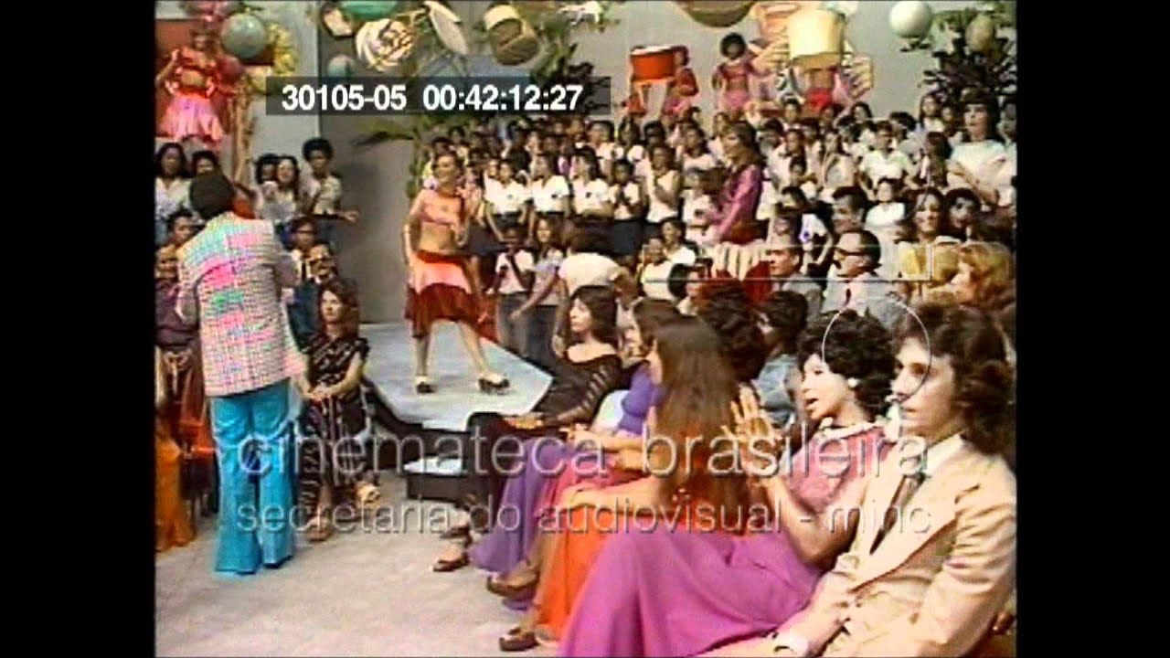 Agnaldo Timóteo recebendo Disco de Ouro no Programa do Chacrinha