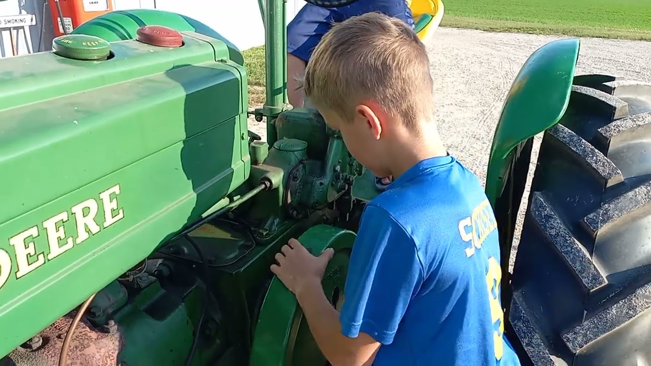 How to start a John Deere 2 Cylinder!