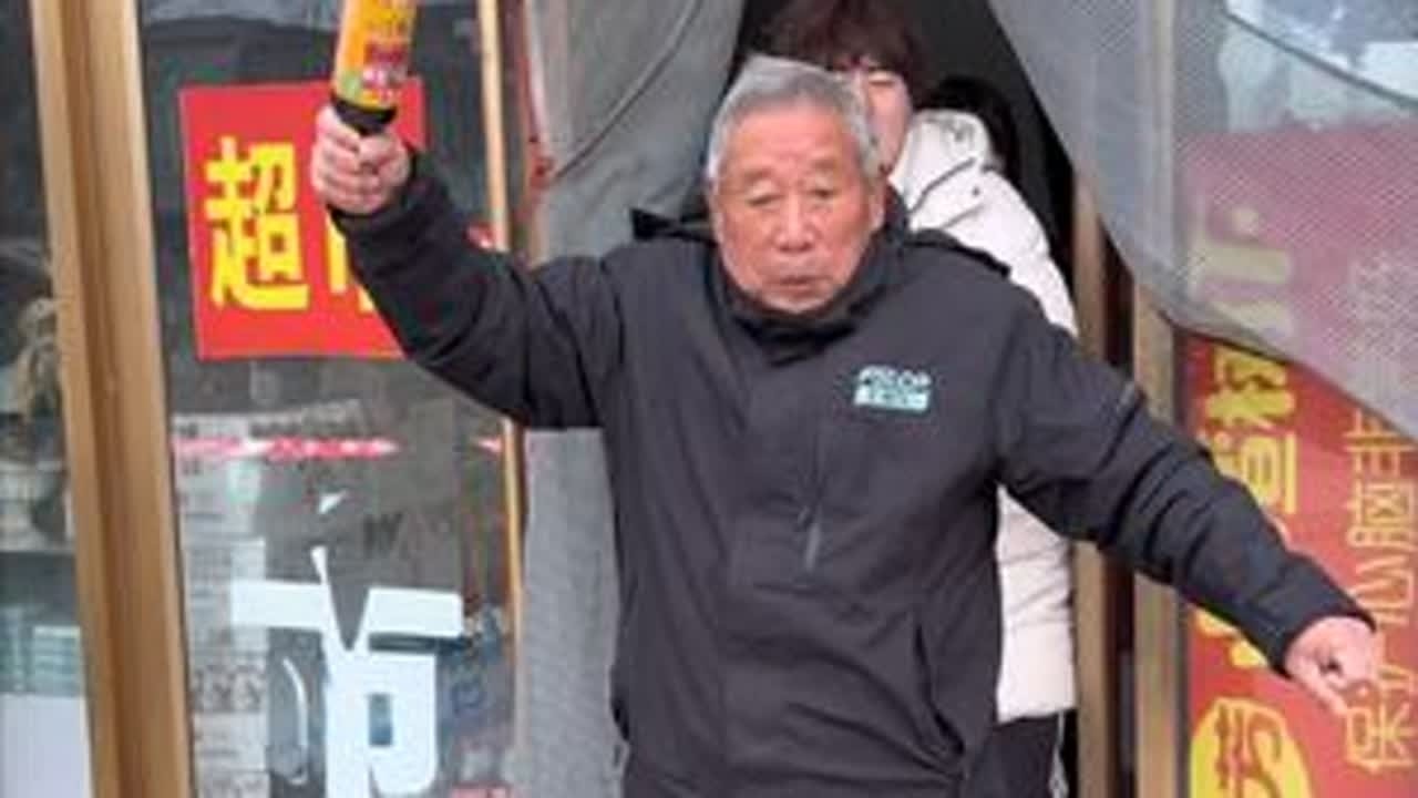 去粉丝爷家的超市 冒充她男朋友 整蛊她爷 看她爷是什么反应#第一次见家长 #送礼佳品 #结果出乎意料