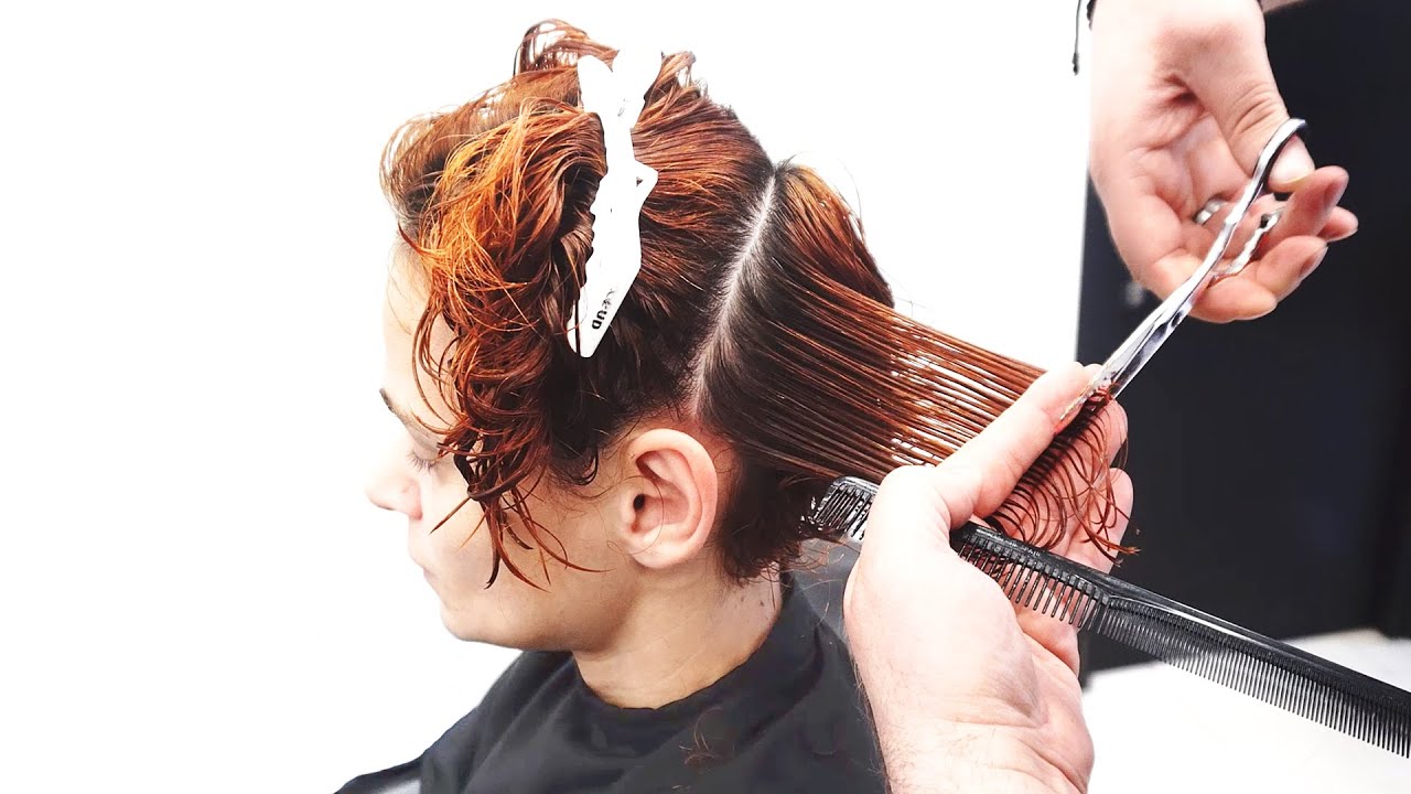 SHORT LAYERED BOB HAIRCUT FOR CURLY HAIR