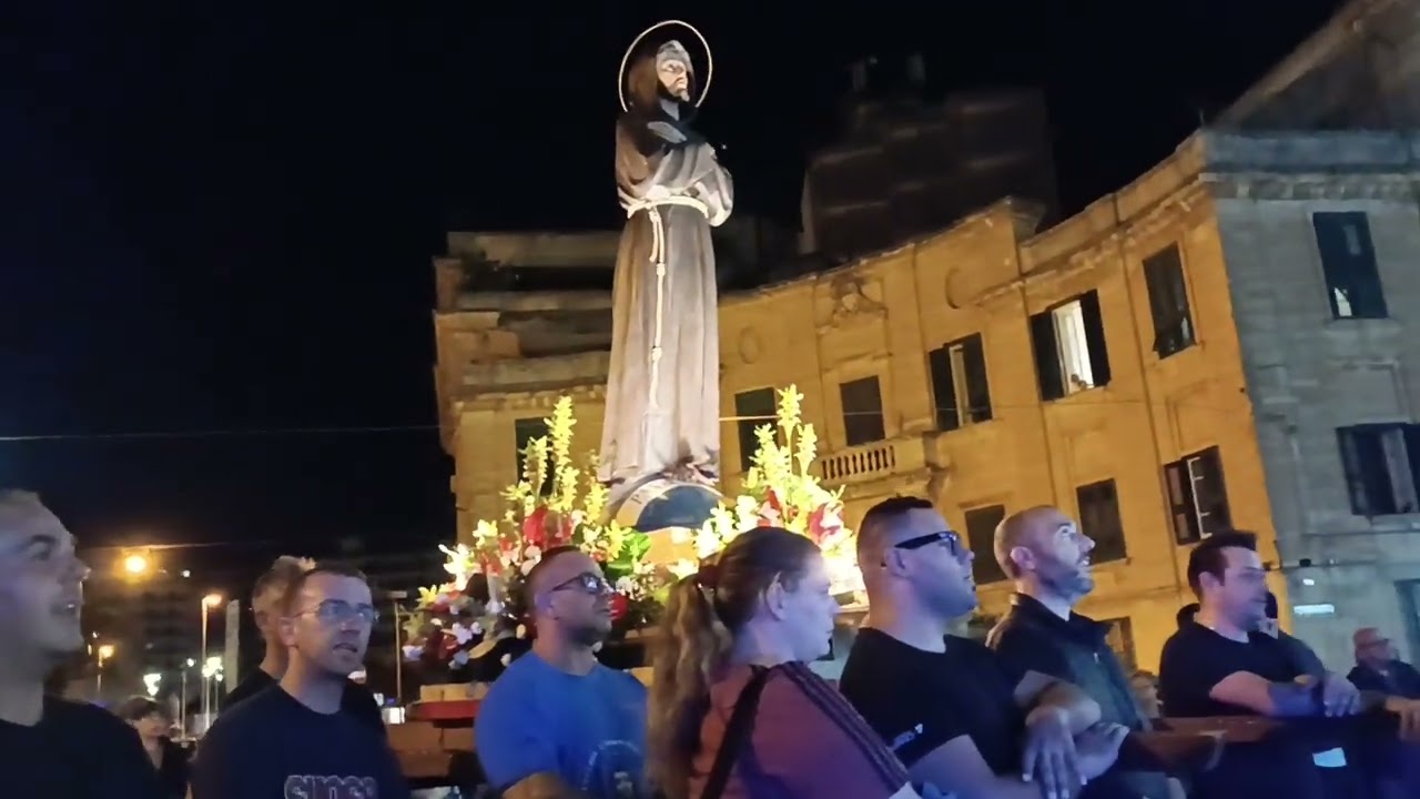 San Francesco d'Assisi - Esecuzione dell'inno di Mameli nei pressi del comando provinciale di Ragusa