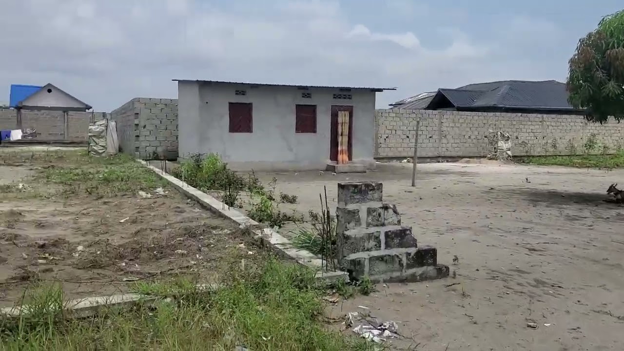 Parcelle de 20/40m à vendre Q/Maréchal C/N'sele, 37000$ à discuter. Contacter +243 828570403