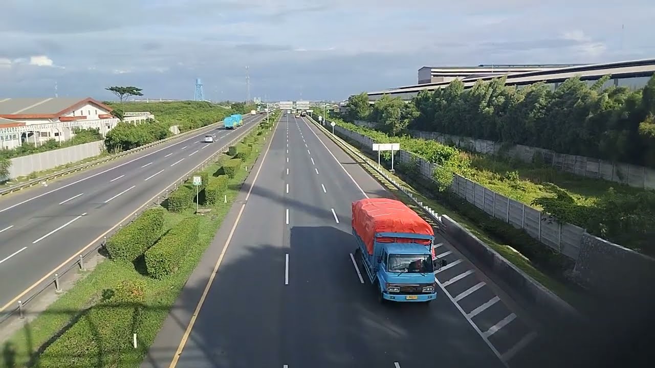 Truck Drivers Should Not Be Underestimated, He Is Capable Of Carrying Large Cars