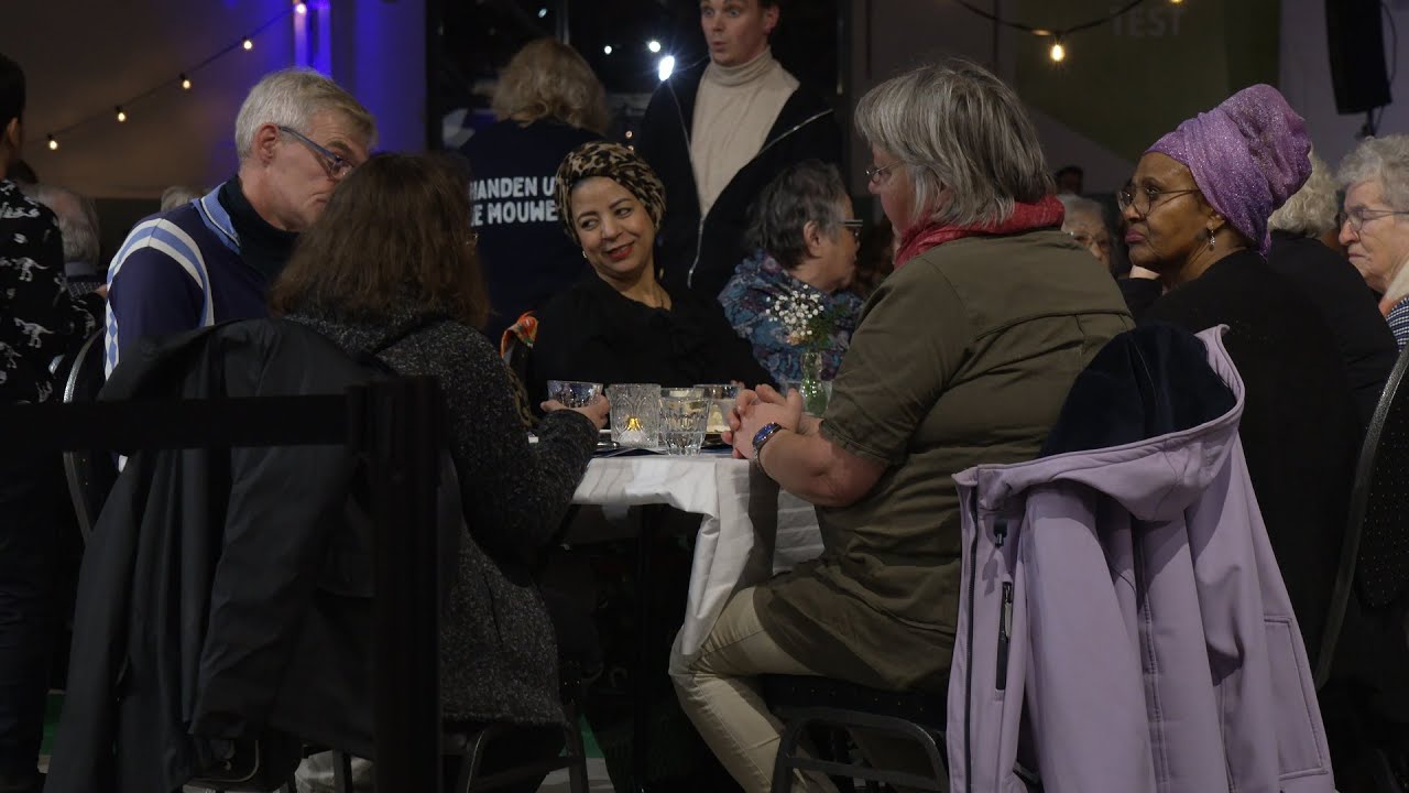 Druk en sfeervol ontmoetingsfeest van Stichting Netwerk Dien Je Stad in de Fietser in Ede