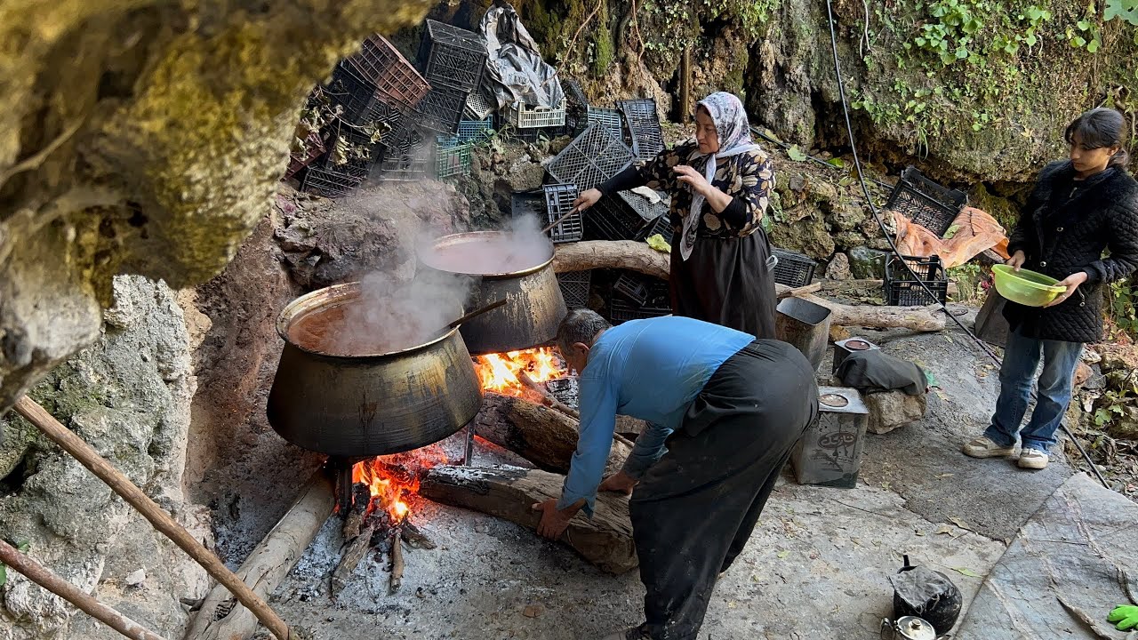 Making Pomegranate Paste the Traditional Way_Traditional Cooking in a Forest Hut