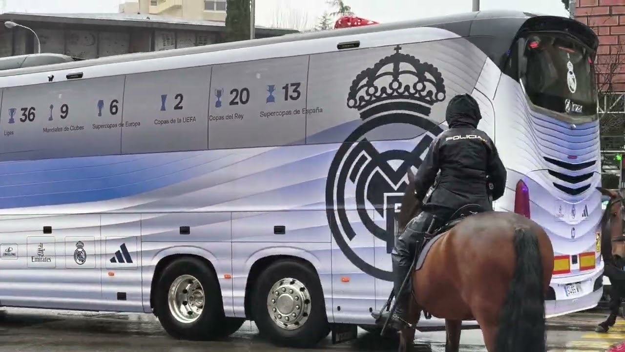 Llega el autobús del real Madrid al estadio Santiago Bernabéu partido contra el rayo vallecano 