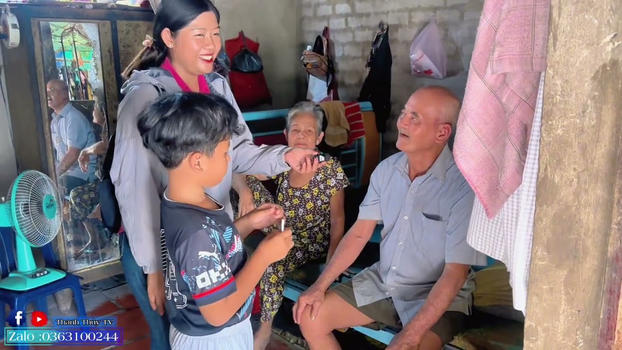 Bất ngờ Bé Khanh 8T Thiếu Tình Thương Của Cha Mẹ nhận Được Quà Tết đầy Ấm Lòng,!