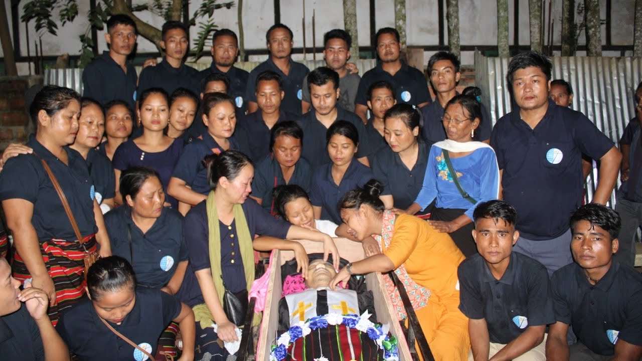 Pastor Elson J Thiek a ruong chunga EFCI Presbytery choir hai hun tawpna tak.
