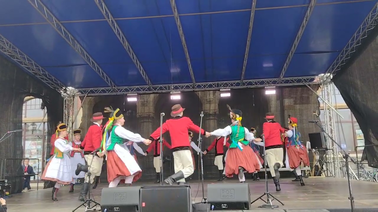 Zespół Pieśni i Tańca Mały Śląsk grupa RM na rynku w Tarnowskich górach