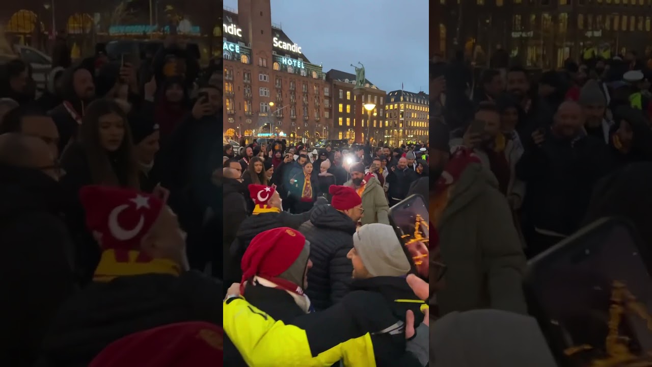 Danimarka&rsquo;da Galatasaray taraftarlarından davul zurna şovu ❤️