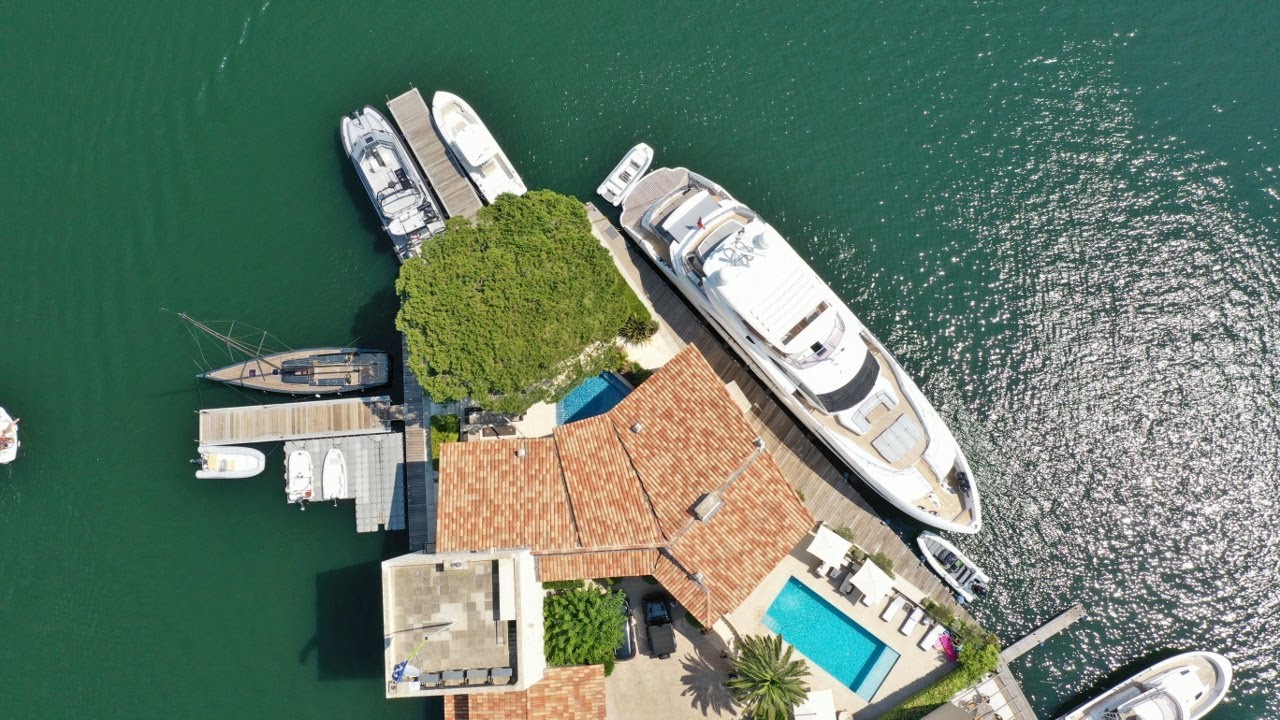 Exceptionnelle propriété, oeuvre unique de l’Architecte François Spoerry, 2 miles de Saint-Tropez.