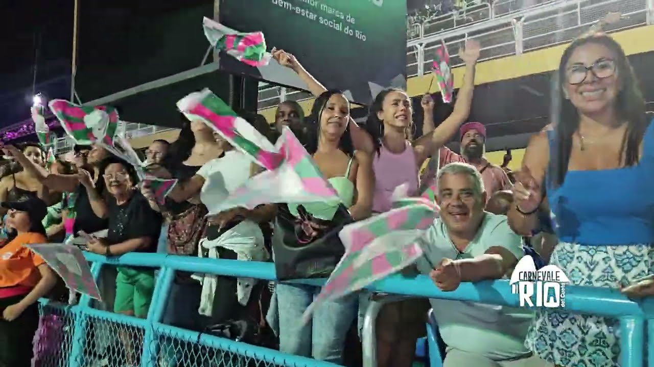A torcida da Mangueira no 1º ensaio técnico da Sapucaí no carnaval 2026 260130 #esseamornuncatemfim