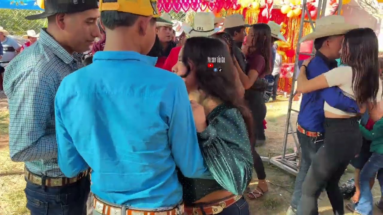 Dos de un solo le cae a esta muchacha para mira qué bonito baile 💃 ene barrial 