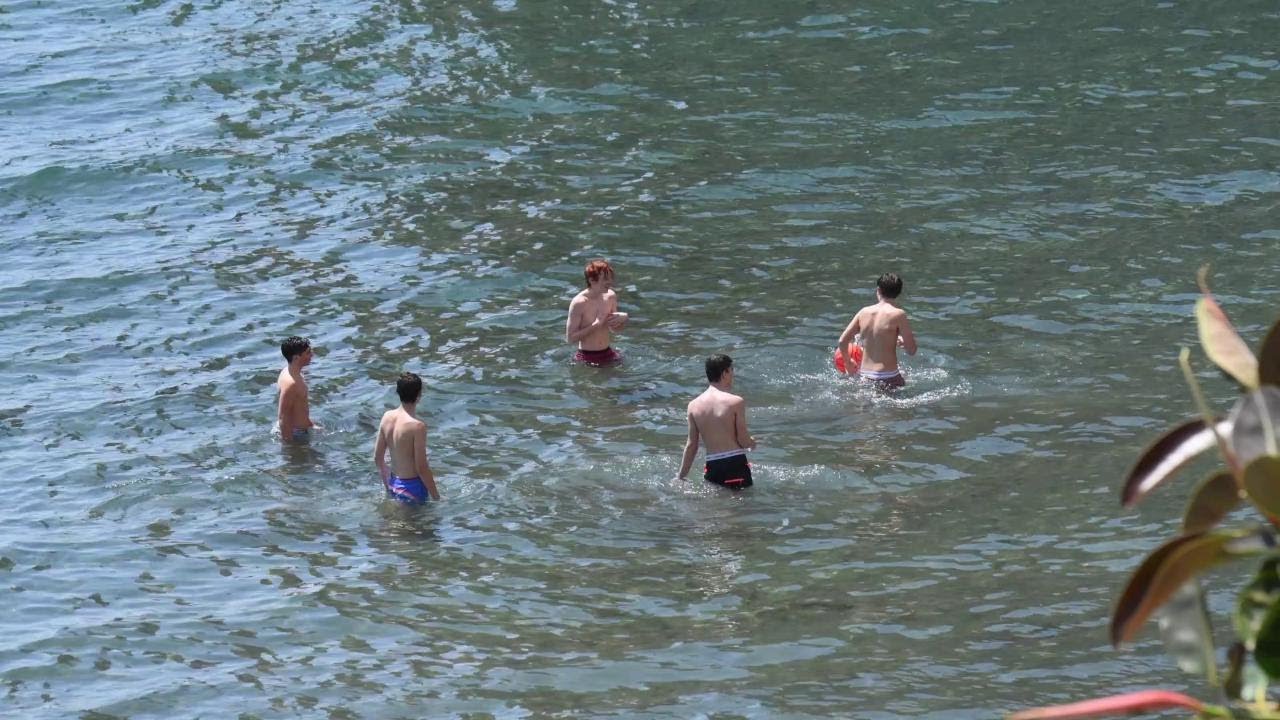 Napoli, scoppia la voglia di mare: in spiaggia dal lungomare a Marechiaro