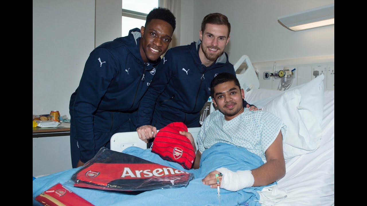 Gunners visit London hospital patients