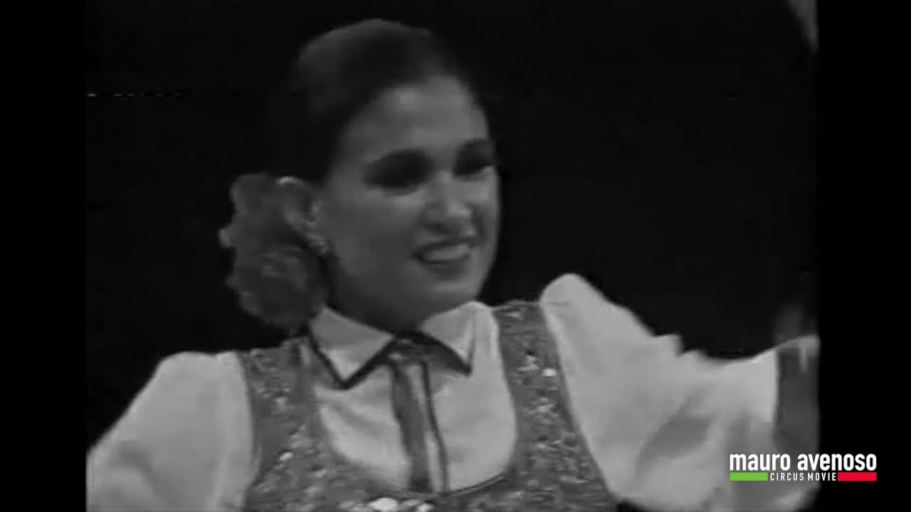 Le rythme trépidant de Odette Bouglione (Hula Hoop) dans la piste du Cirque Scott en Suède