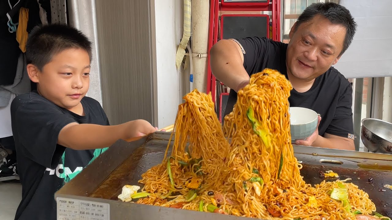 儿子要考试了，给他做“铁板炒面”他爱吃，我也爱吃！【胖龙的小生活】