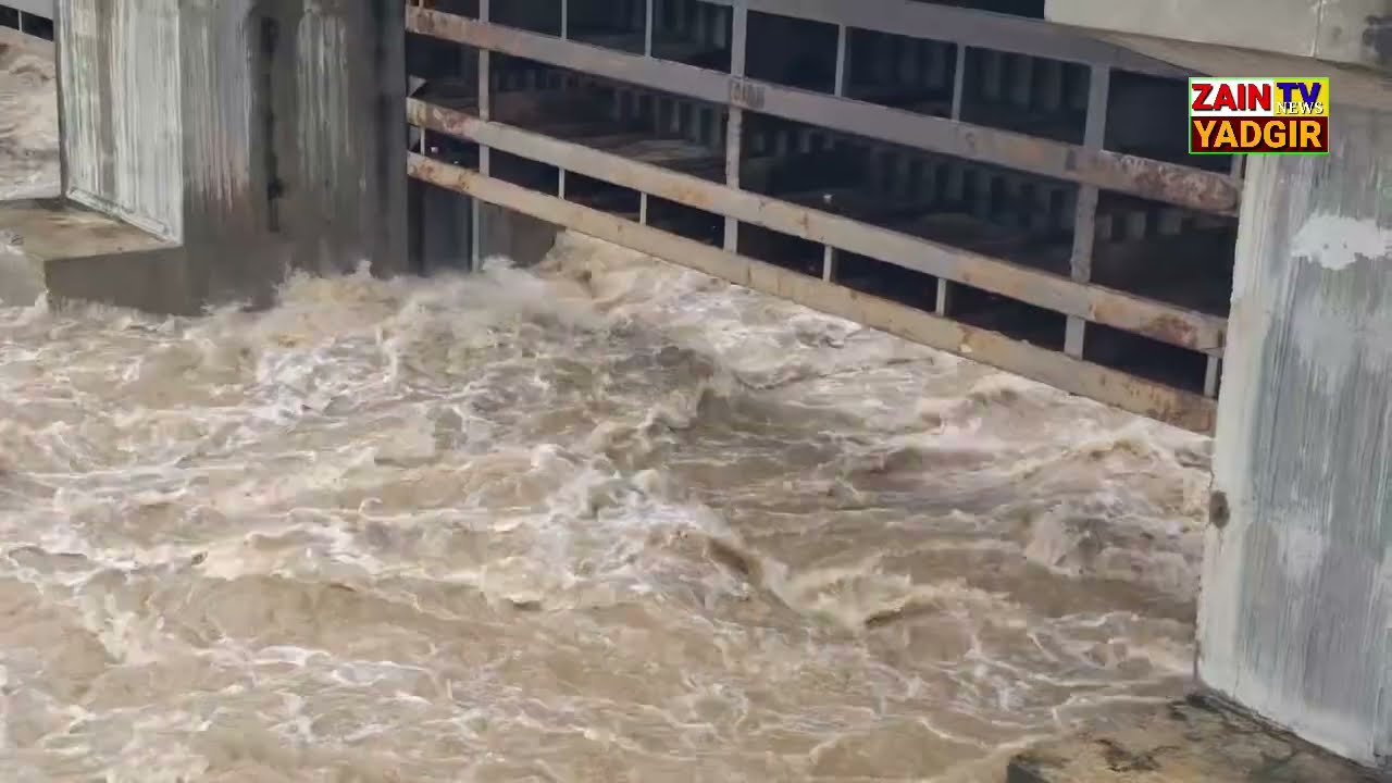 Yadgir Ki Bhima Nadi Ke Bridge Com Barrage Ke Saare Get's Kholne Par Nadi Ka Paani Nadi Ke Atraaf Ke
