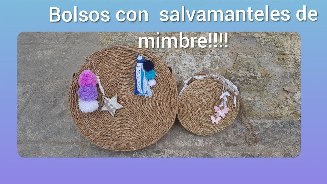 Bonitos bolsos con unos salvamanteles de mimbre