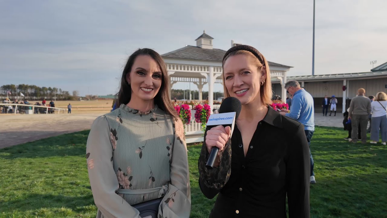 Обзор скачек Virginia Oaks и Virginia Derby с участием Меган Девайн.