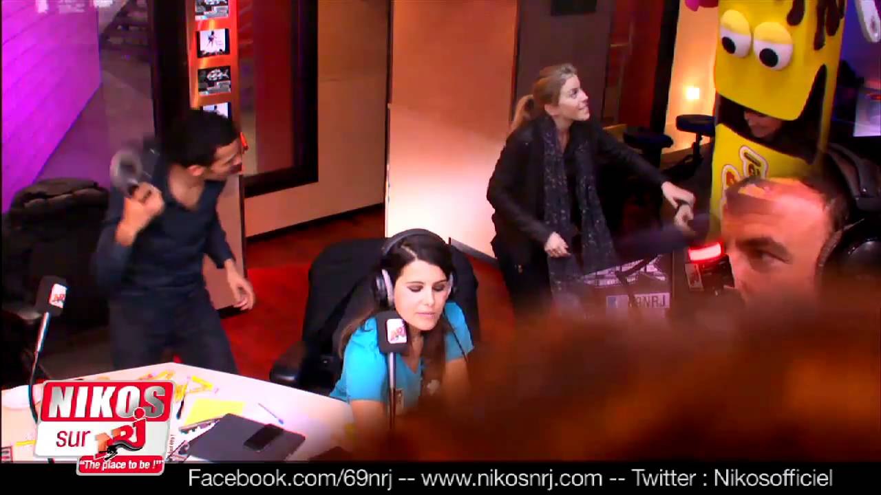 Un Carambar géant débarque dans le studio - Le 6/9 NRJ