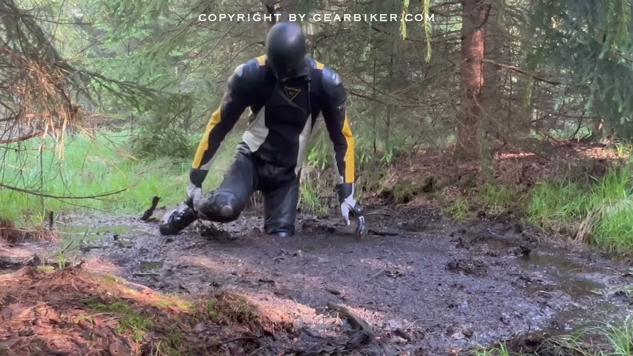 Im Schlamm mit Dainese Lederkombi