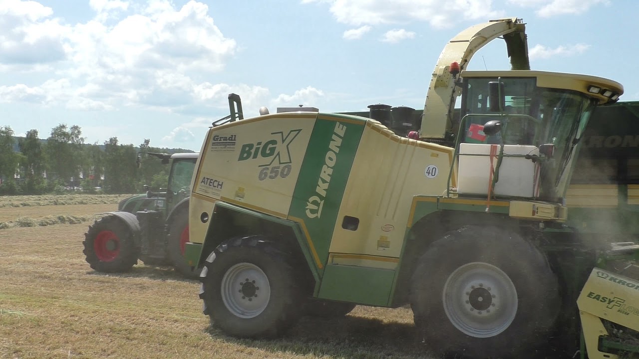 Silieren erster Schnitt mit Krone Big x 650 Feldhäcksler Pick up und Krone Häckseltransportwagen TX