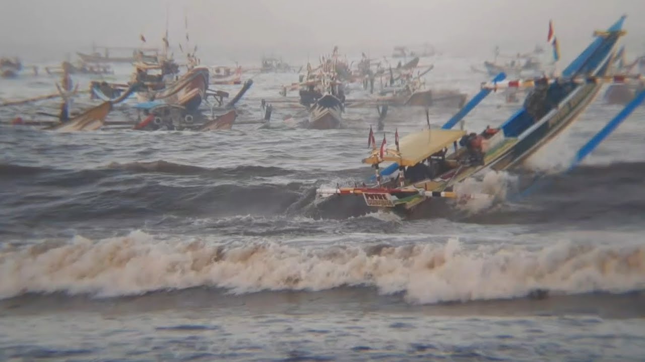 PERAHU SEPIT TER,ANGKAT OMBAK‼️😲😲(NELAYAN PUGER) 27/09/2025 @Perahu-puger 