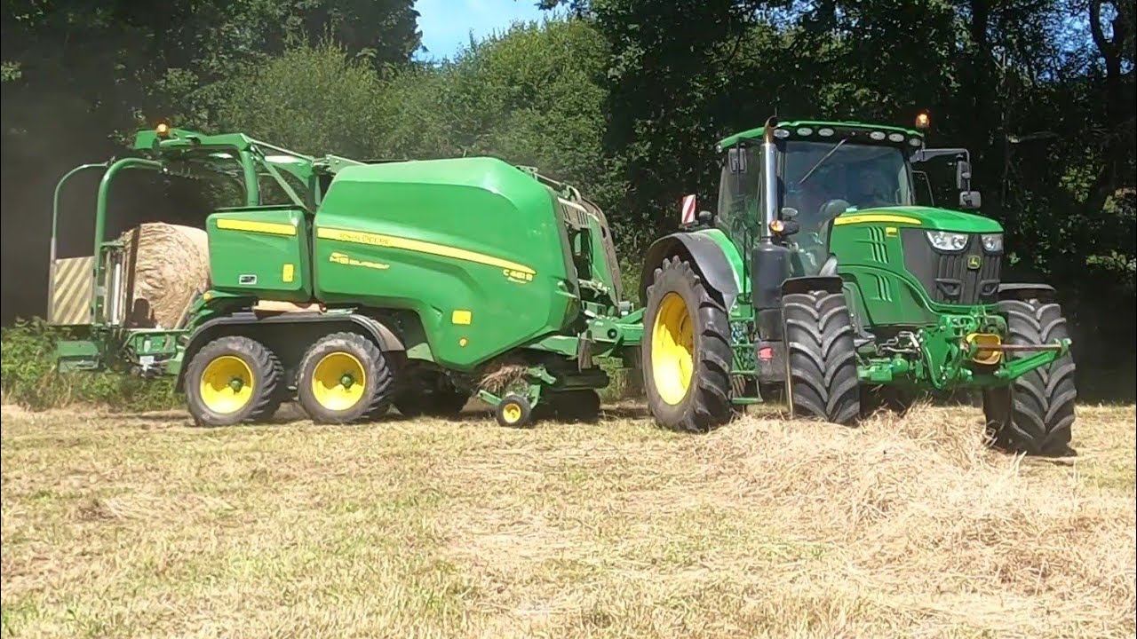 😍John Deere C461R flambant neuf au pressage de foin = le plus gros round John Deere 😎 | 6195R 💨