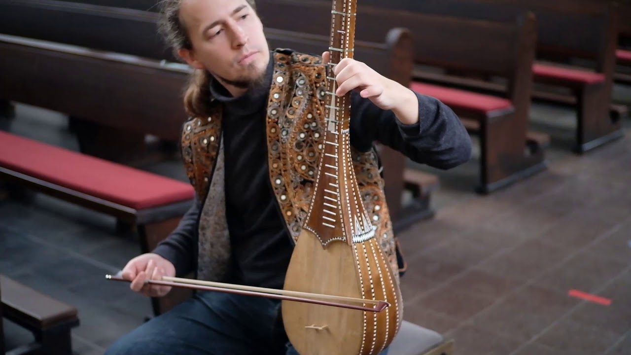 Sattar - traditional uyghur bowed lute
