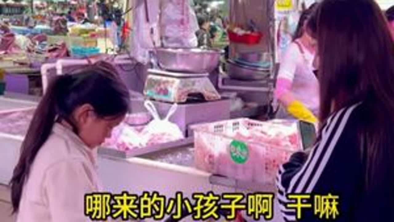 捡瓶子女孩被当众嫌弃，老板娘霸气解围暖到心底！ #刀工 #杀鱼技术 #菜市场 #厨房菜刀