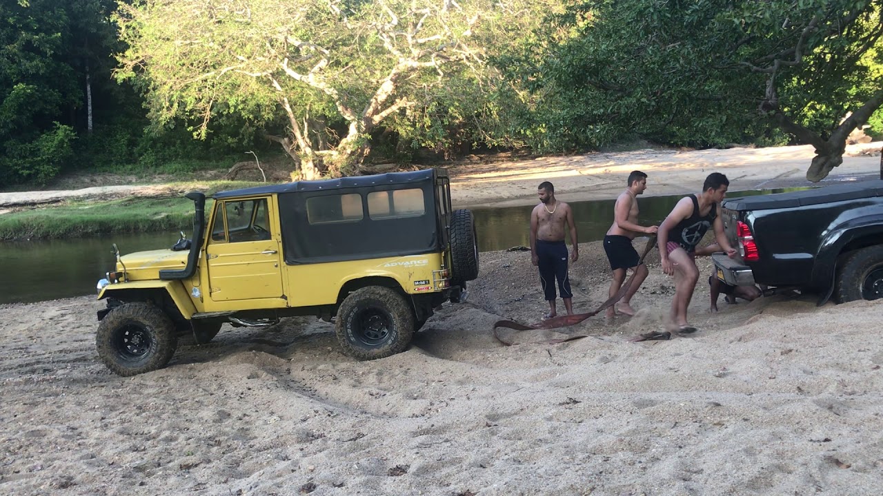 Mitsubishi Jeep Yala Off-roading