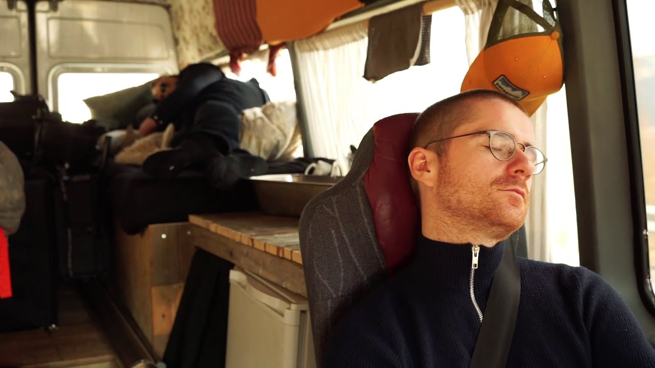 Sv&oslash;mmebasseng - Essensen (Official Video)