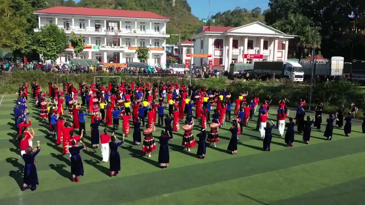 Toàn cảnh đồng diễn dân vũ của HLHPN xã Trà Lĩnh ngày 23/11/2025