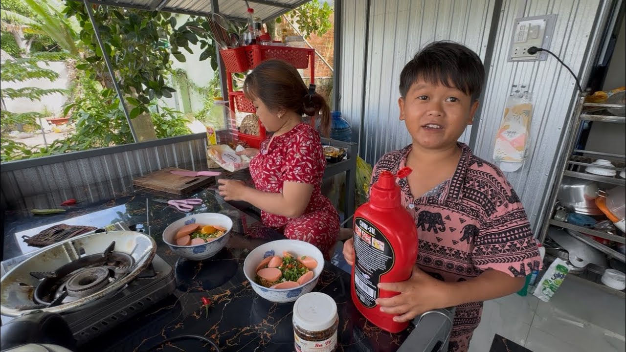 Lần Đầu Ti&ecirc;n Huy T&iacute; Hon V&agrave;o Bếp Nấu Bữa Ăn S&aacute;ng Tại Nh&agrave; Mới Cho Hai Chị Em