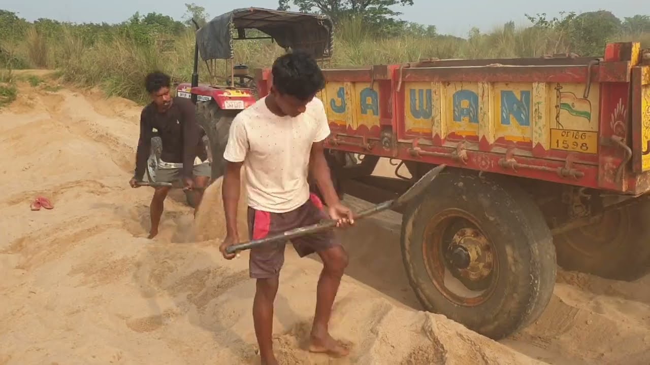 Loading sand 🏜in massy ferguson💥 at river  (sand loading).