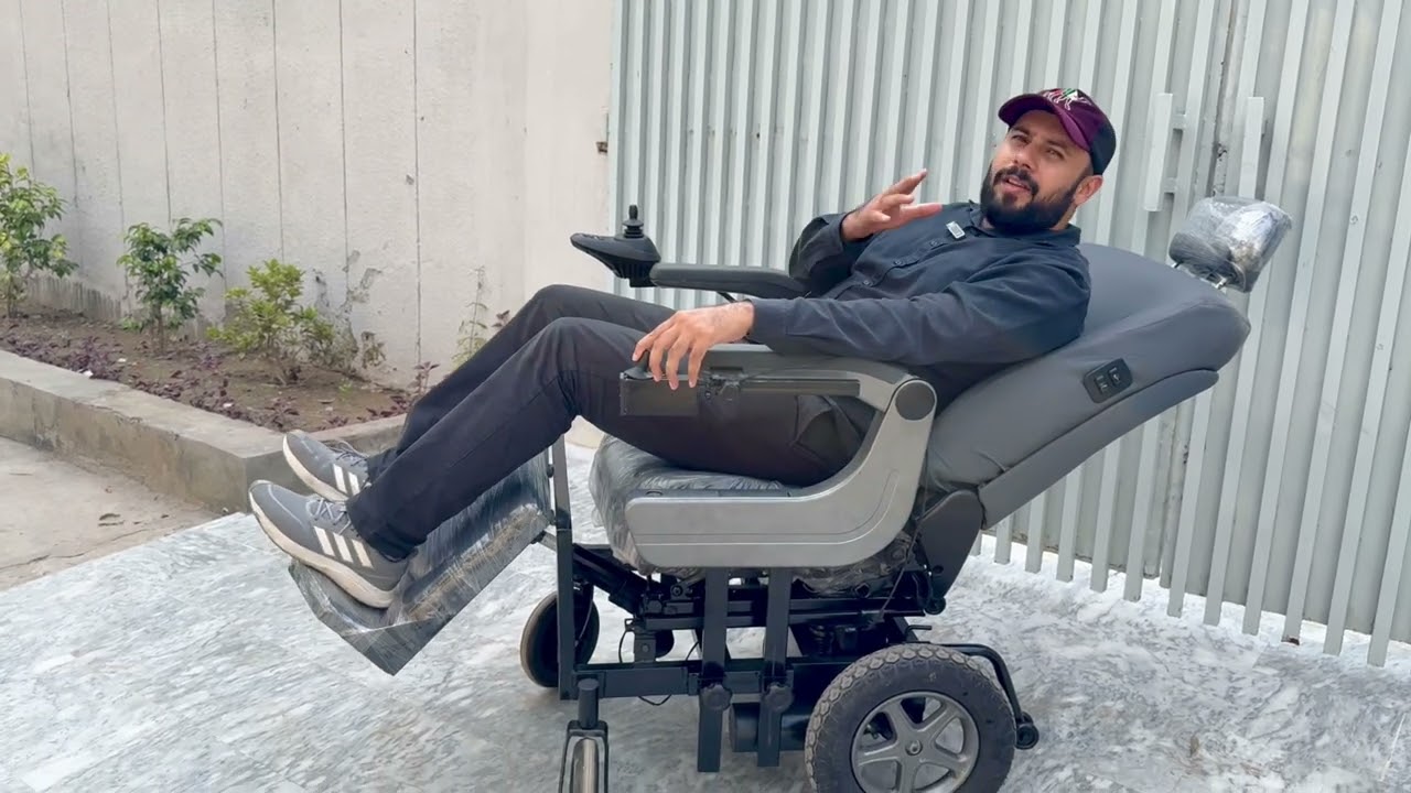 Electric seat reclining electric wheelchair 