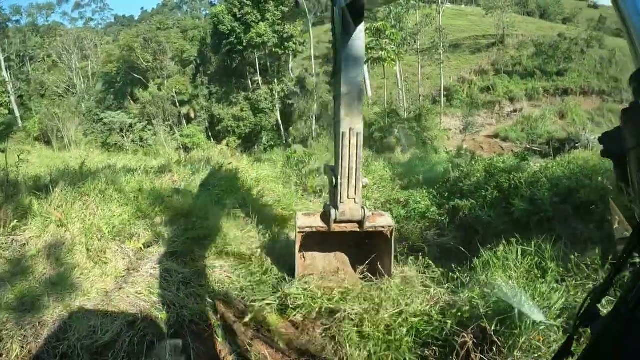 Escavadeira fazendo limpeza, ultimo serviço!!!