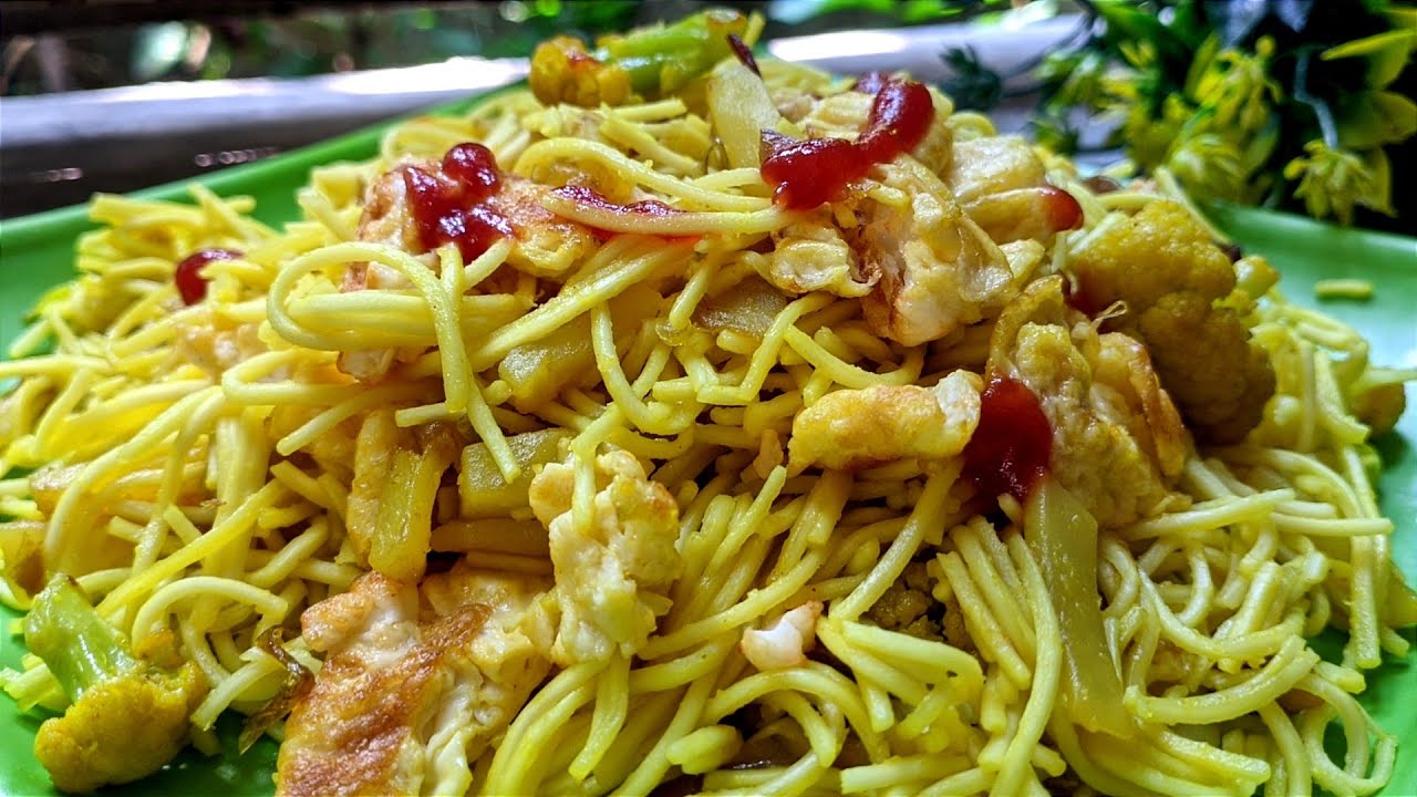 চাউমিন || আলু ফুলকপি দিয়ে চাউমিন || egg noodles || noodles recipe ||@Eat & Dine