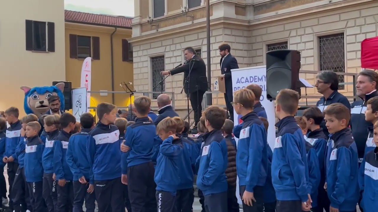 Gli ultras, i piccoli tigrotti, Gambertoglio, Colombo: momenti della Pro Patria in piazza